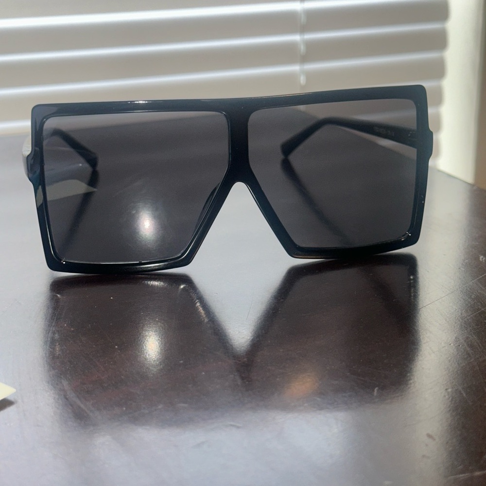 Stylish Black Square Sunglasses 🖤